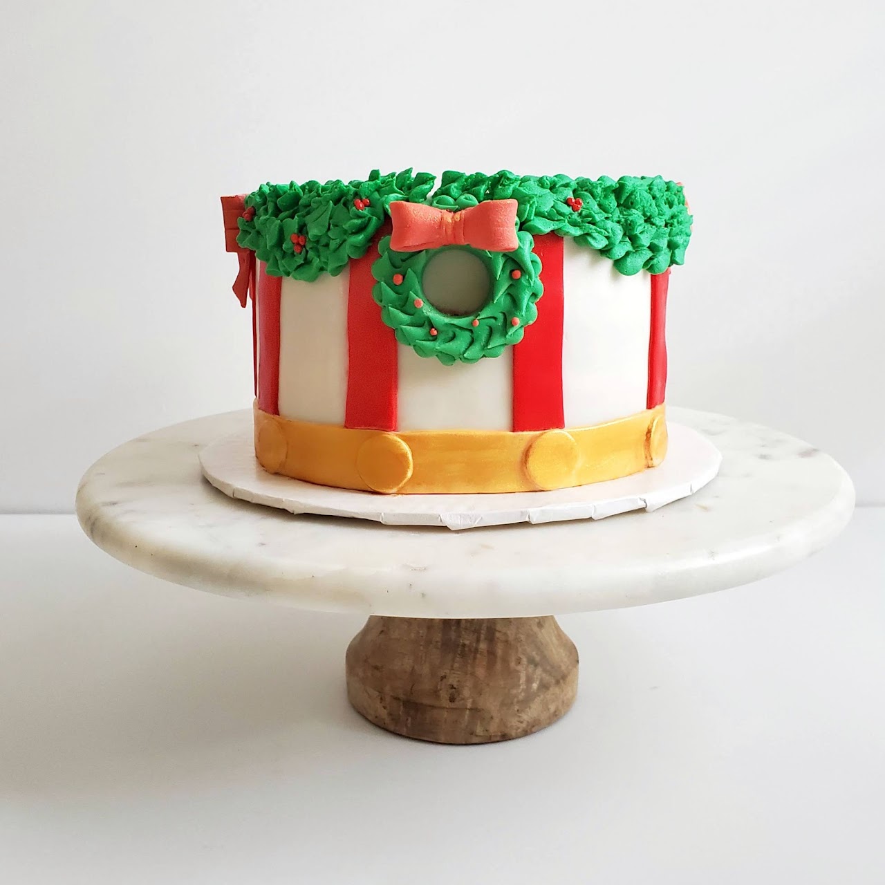 Christmas wreath cake · Custom